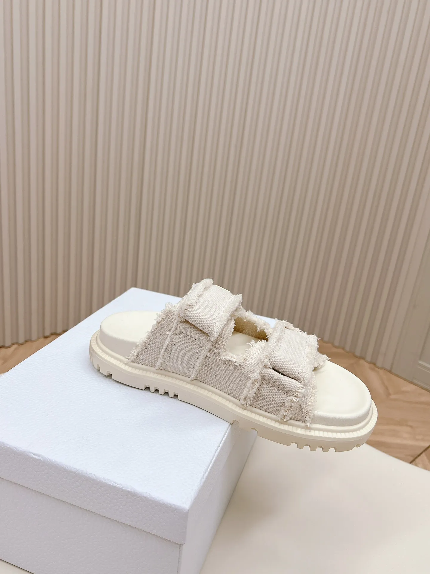👟👟Ex-factory price 460👟👟 Classic upgrade plus 2024 new colors and the latest fabric Dior Dior classic Velcro sandals and slippers series original replica high version super durable and versatile style very comfortable on the feet, slim and white original cloth upper, original d hardware buckle, original TPU outsole Size: 35-41